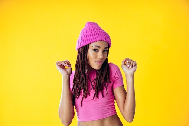 Mujer posando sobre fondos de colores en el estudio con ropa de moda