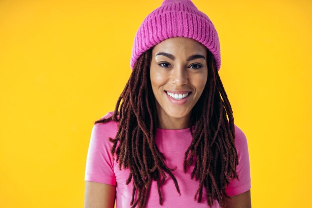 Mujer posando sobre fondos de colores en el estudio con ropa de moda