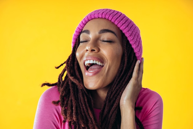 Mujer posando sobre fondos de colores en el estudio con ropa de moda