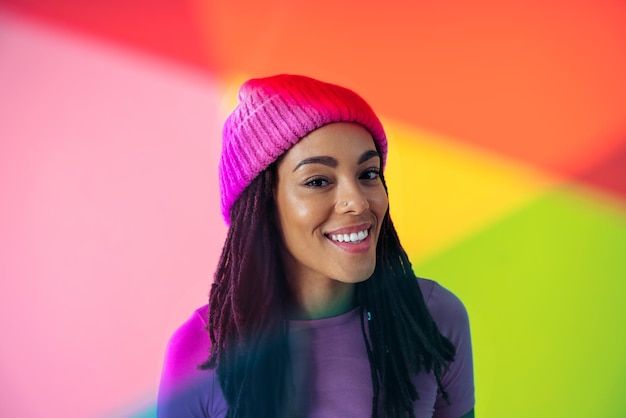 Mujer posando sobre fondos de colores en el estudio con ropa de moda