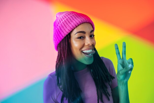 Mujer posando sobre fondos de colores en el estudio con ropa de moda