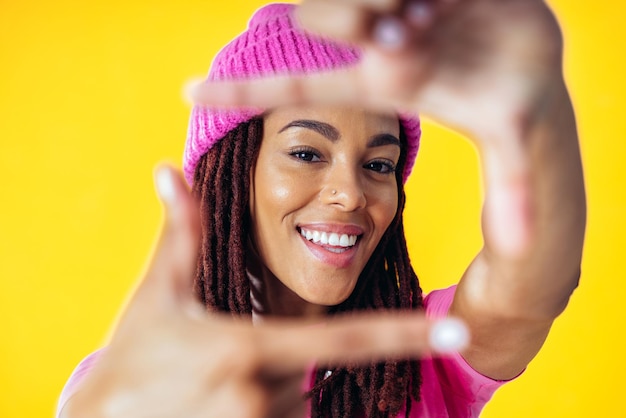 Mujer posando sobre fondos de colores en el estudio con ropa de moda