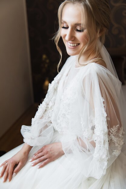 mujer posando en vestido de novia