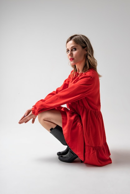 Foto mujer, posar, en, vestido rojo, vista lateral