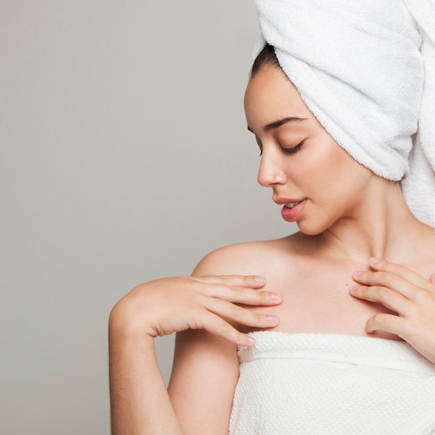 Mujer con pose seductora después de la ducha