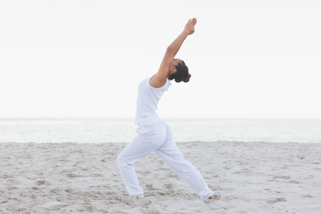 Mujer en pose de yoga de estocada baja