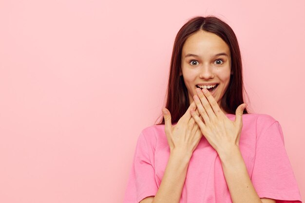 Mujer positiva en una camiseta rosa ropa casual estilo de vida inalterado