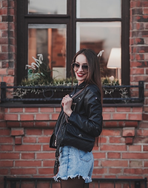 Mujer positiva en chaqueta de cuero