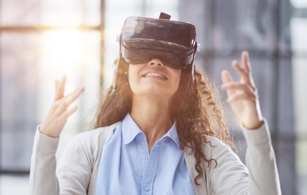 Mujer positiva con gafas de realidad virtual Tecnología de conexión concepto de progreso de nueva generación