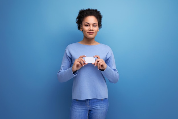 Mujer positiva joven latina c con maqueta de tarjeta