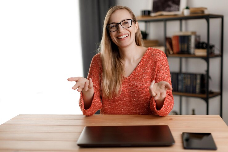 Mujer positiva en la oficina en casa