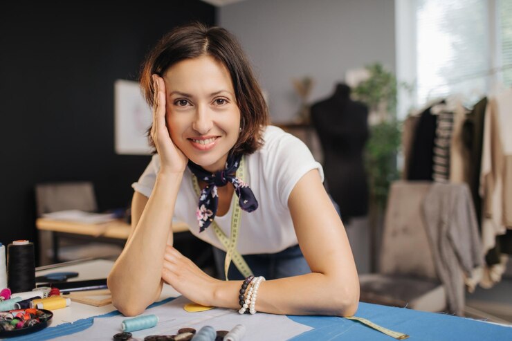 Una mujer positiva posando en el estudio de costura.