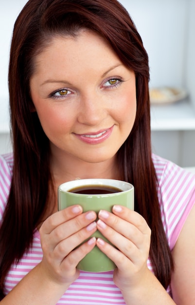 Mujer positiva que sostiene una taza de café