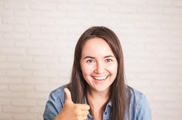 mujer positiva sonriendo sobre un fondo claro