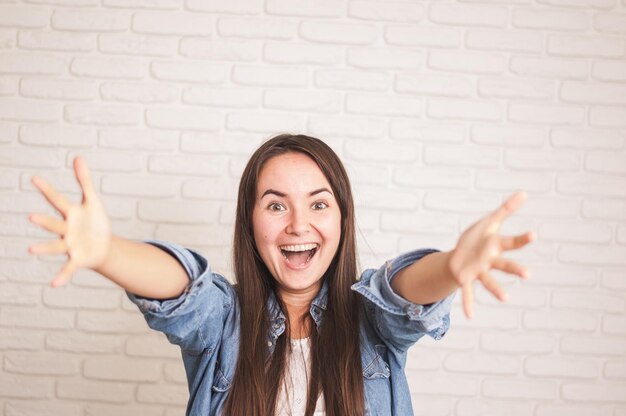 mujer positiva sonriendo sobre un fondo claro