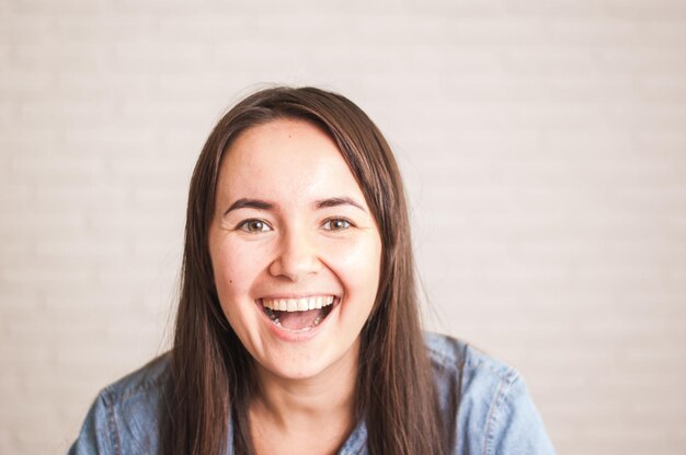 mujer positiva sonriendo sobre un fondo claro