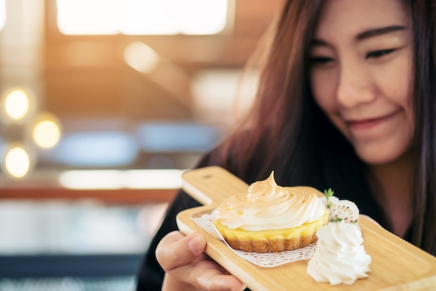 Mujer con postre