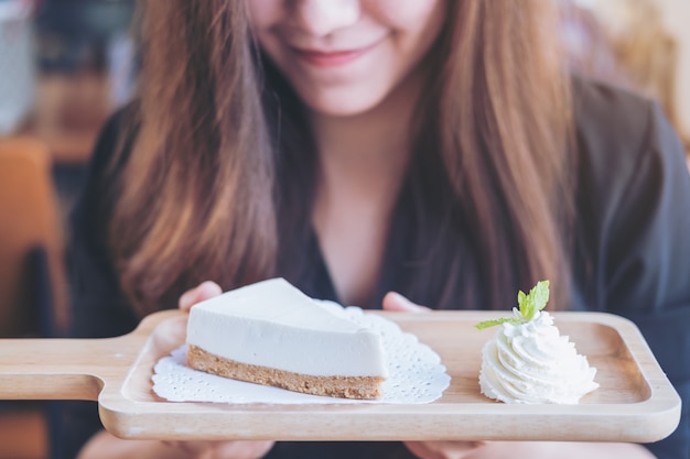 mujer y postre