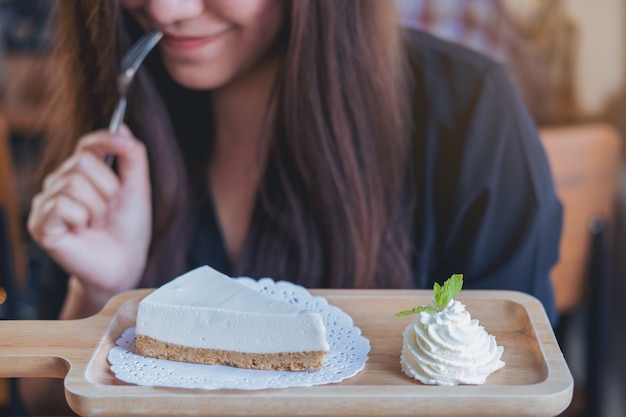 mujer y postre