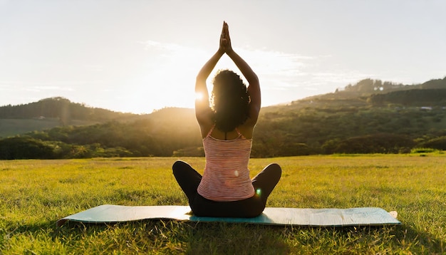 la mujer practica yoga y medita en posición de loto en el campo