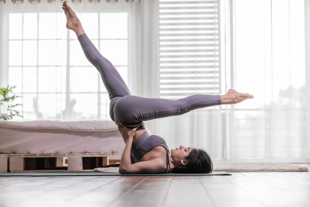 Foto mujer practica yoga posición