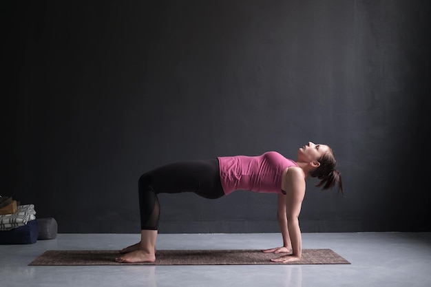 Mujer practicando el concepto de yoga haciendo ejercicio Purvottanasana pose Upward Plank
