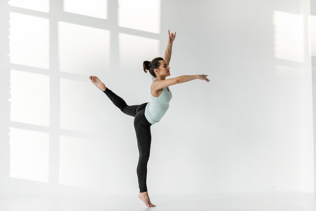 Mujer practicando gimnasia rítmica sola