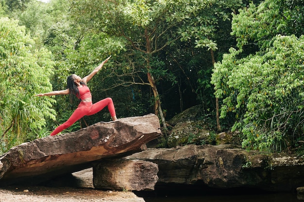 Mujer practicando guerrero dos pose