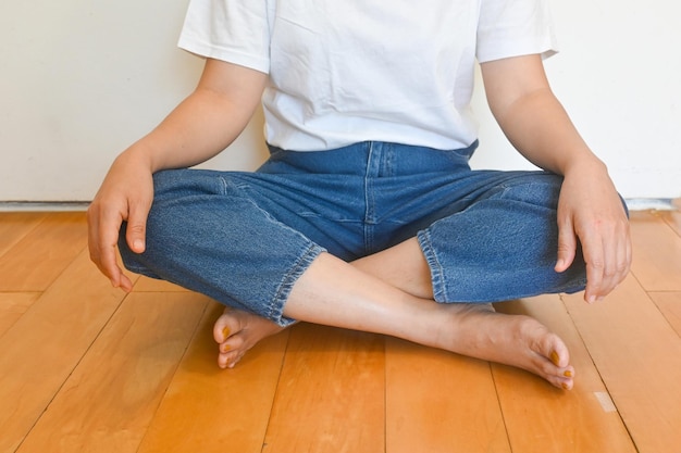 Foto mujer practicando meditación espiritual orando atención plena salud mental estilo de vida espiritual de la nueva era en el espacio sagrado rutina diaria rituales entrenamiento desbloquear poder mente subconsciente