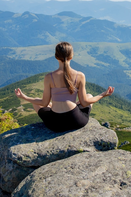 Foto mujer practicando meditación y yoga en las montañas