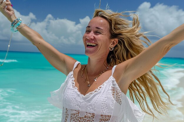 Mujer practicando salsa en la playa