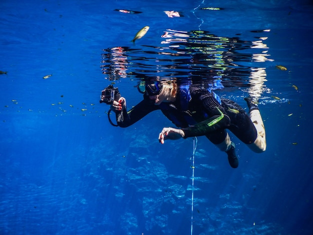 Mujer practicando skorkel en aguas azules