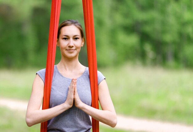 Mujer practicando yoga aéreo o antigravedad