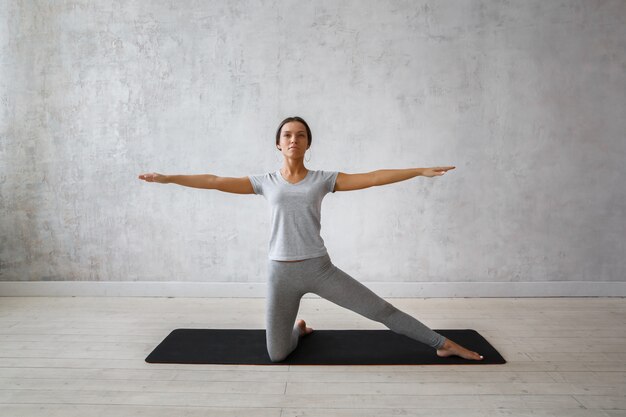 Mujer practicando yoga avanzado.