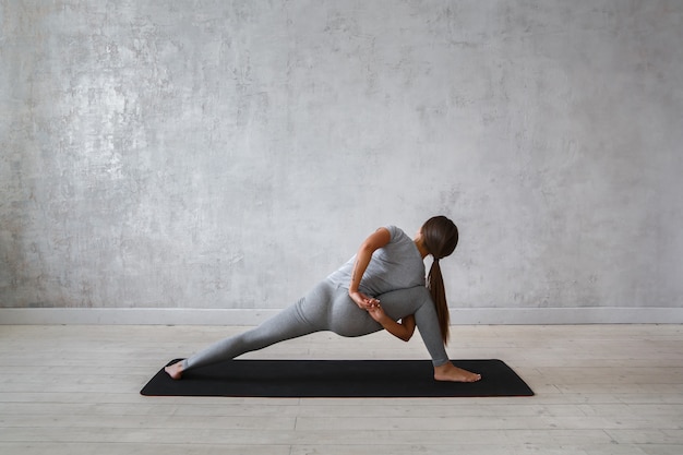 Mujer practicando yoga avanzado.