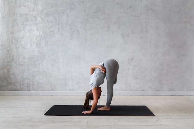 Mujer practicando yoga avanzado.