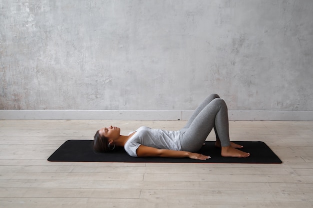 Mujer practicando yoga avanzado.