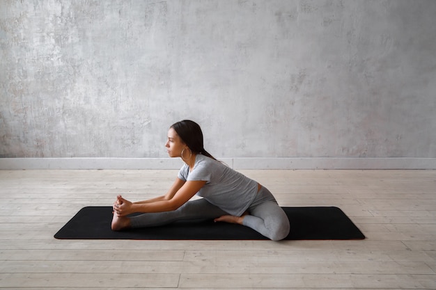 Mujer practicando yoga avanzado.