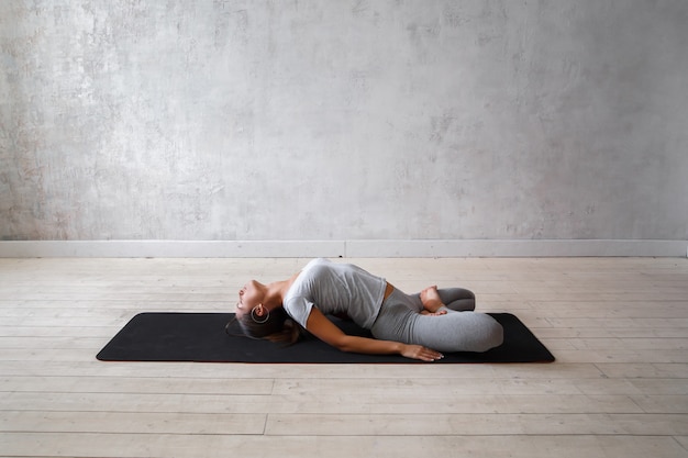 Mujer practicando yoga avanzado.