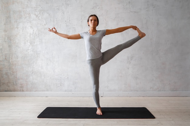 Mujer practicando yoga avanzado.