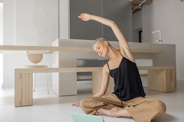 Mujer practicando yoga en casa