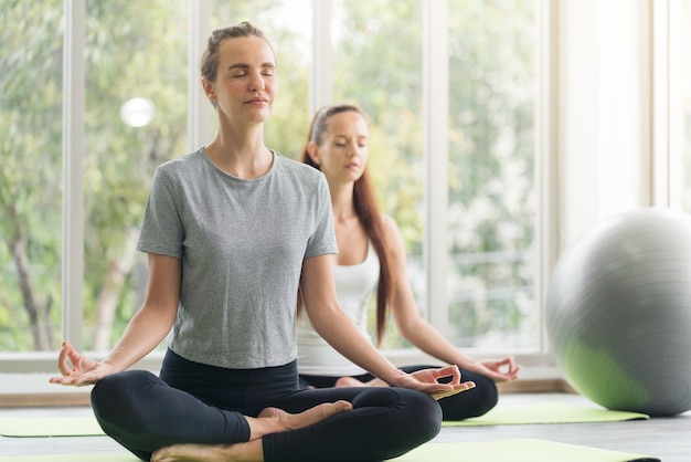 mujer practicando yoga en clase