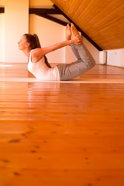 Mujer practicando yoga en un estudio