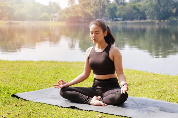 Mujer practicando yoga en el exterior