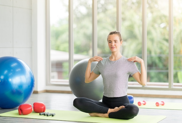 mujer practicando yoga en el gimnasio