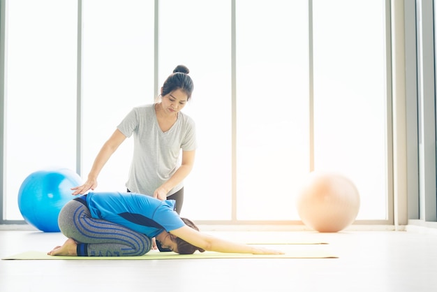 Mujer practicando yoga haciendo ejercicio usando ropa deportiva calma y relajación felicidad femenina