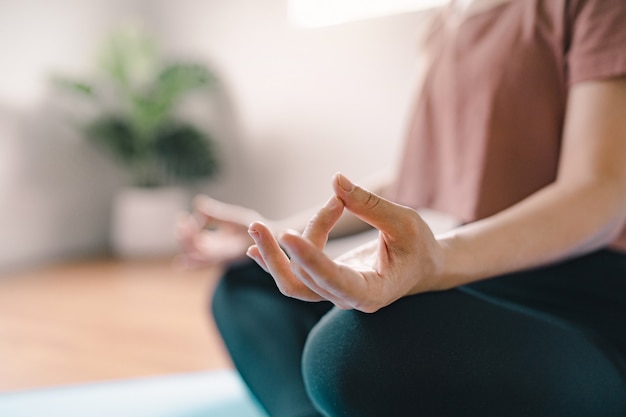 Mujer practicando yoga lección en casa