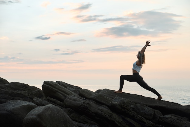 Mujer practicando yoga en la naturaleza