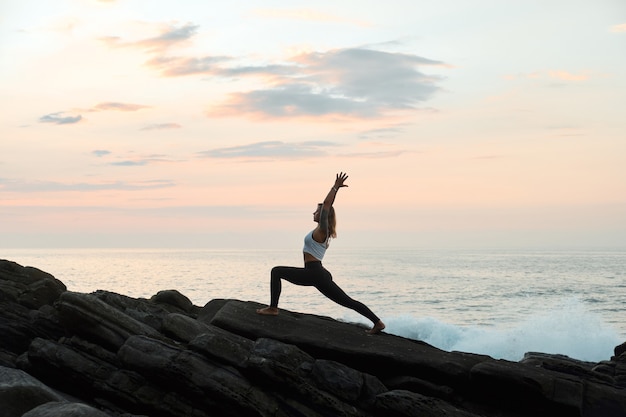 Mujer practicando yoga en la naturaleza