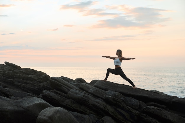 Mujer practicando yoga en la naturaleza